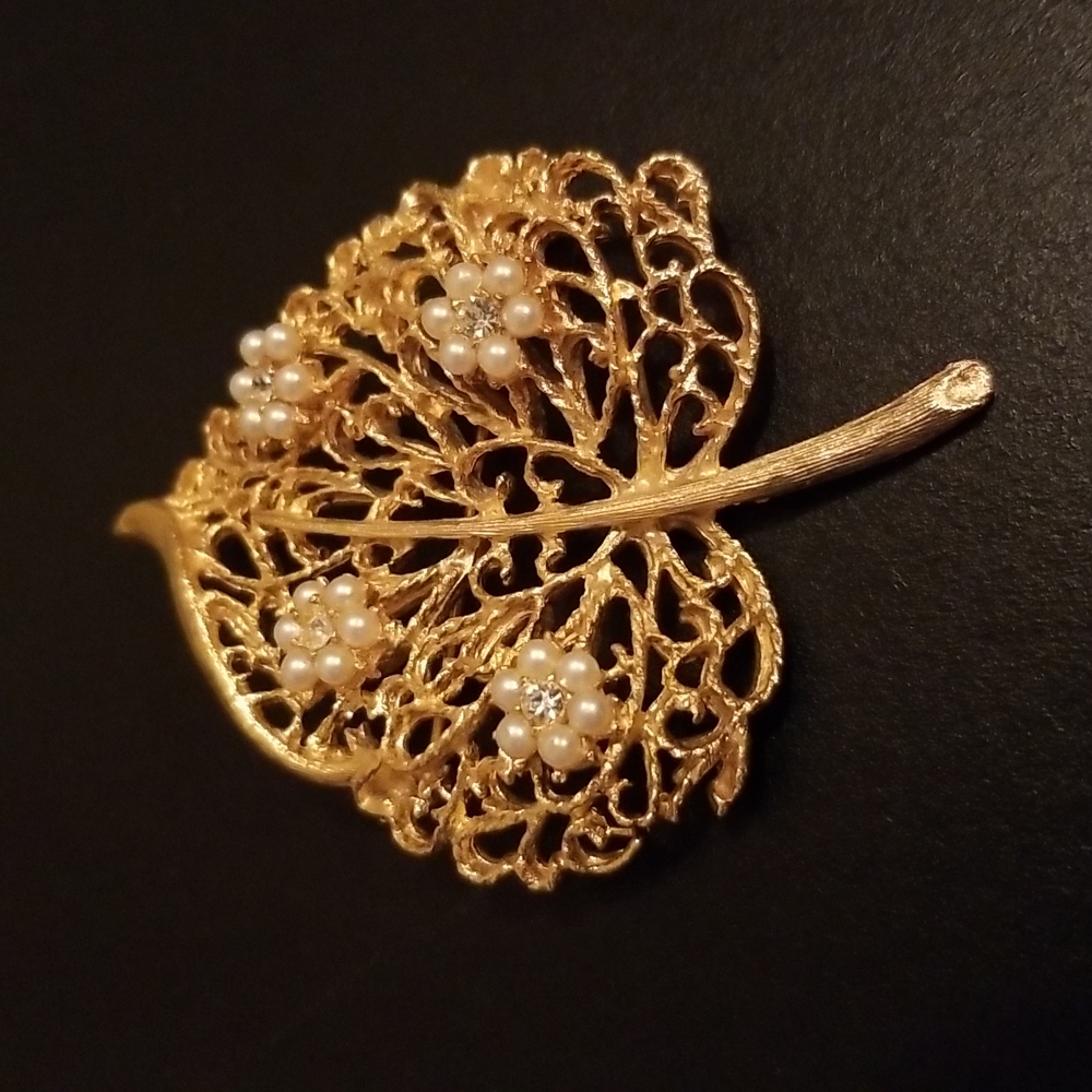 Vintage Gold Tone Filigree Faux Pearl and Rhinestone Brooch